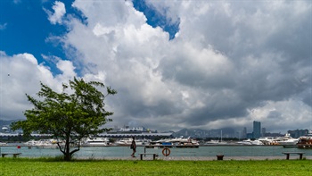 The promenade offers spectacular views of Kai Tak’s Cruise Terminal and runway park and surrounding waters.